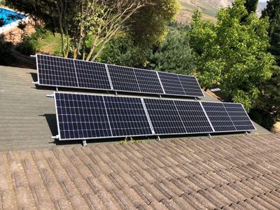 Paneles solares en el techo de vivienda