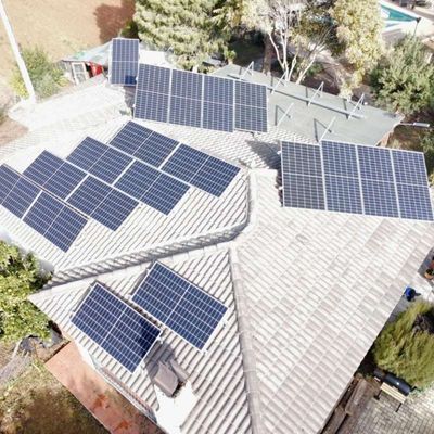 Paneles solares en el techo de vivienda